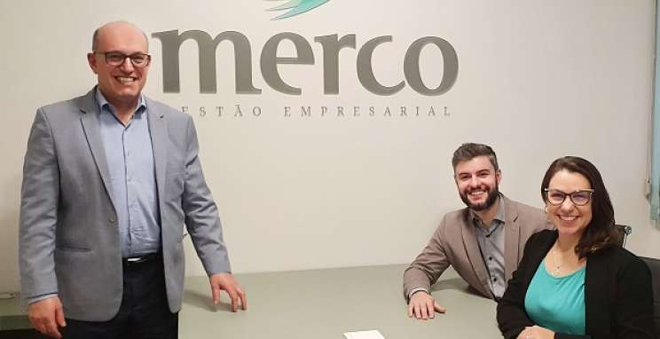 Marcos Fracalossi, Diretor Comercial, com Margnus Riviera Gomes, Diretor Técnico (centro), e Joice de Souza, Diretora Administrativa
