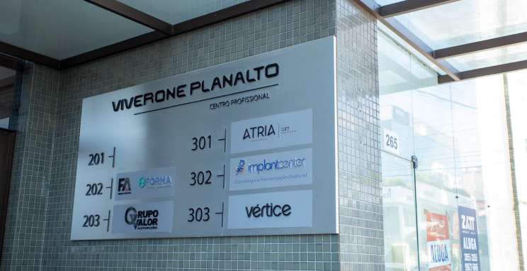 Implantcenter é especializada em odontologia e harmonização facial e corporal