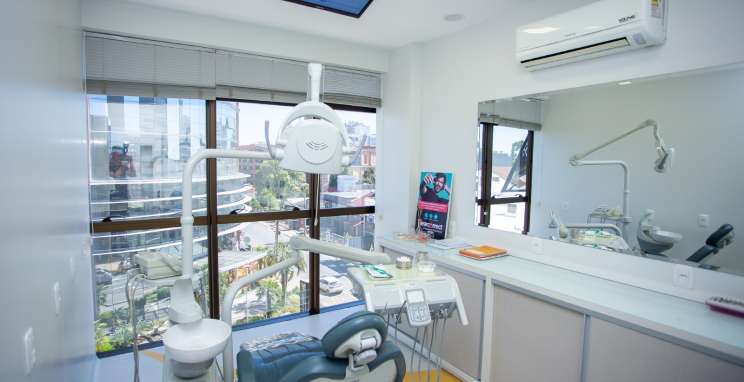 Implantcenter é especializada em odontologia e harmonização facial e corporal