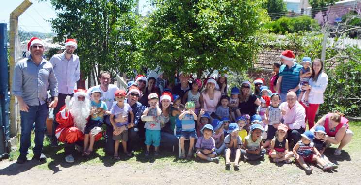 Ação social do CIC/ExpoBento leva alegria às crianças com visita do Papai Noel 