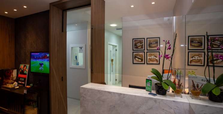 Implantcenter é especializada em odontologia e harmonização facial e corporal