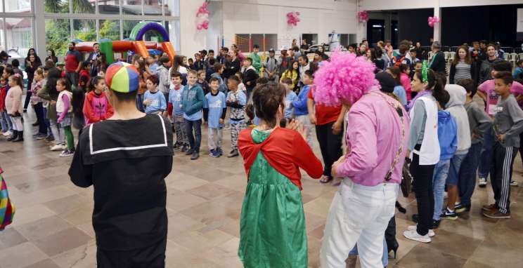  Ação solidária da Parceiros Voluntários, em parceria com a Netfar, oportuniza lazer e diversão a mais de 200 de crianças