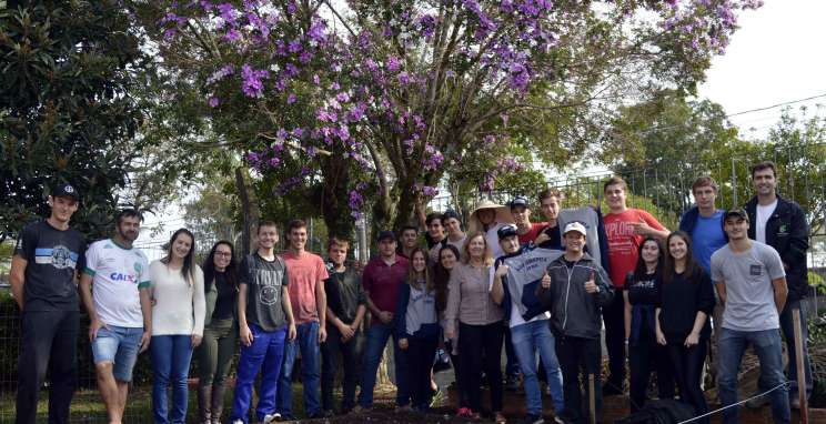 Alunos do IFRS promovem ação solidária na APAE