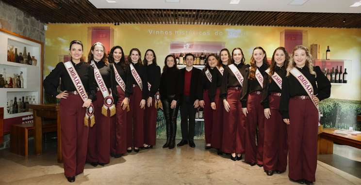 Candidatas à corte da 22ª Fenavinho recebem título de Embaixatrizes 
