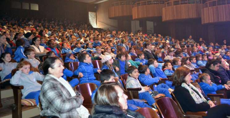 Peça teatral ‘A menina da biblioteca’ encanta mais de 2,2 mil alunos em Bento Gonçalves