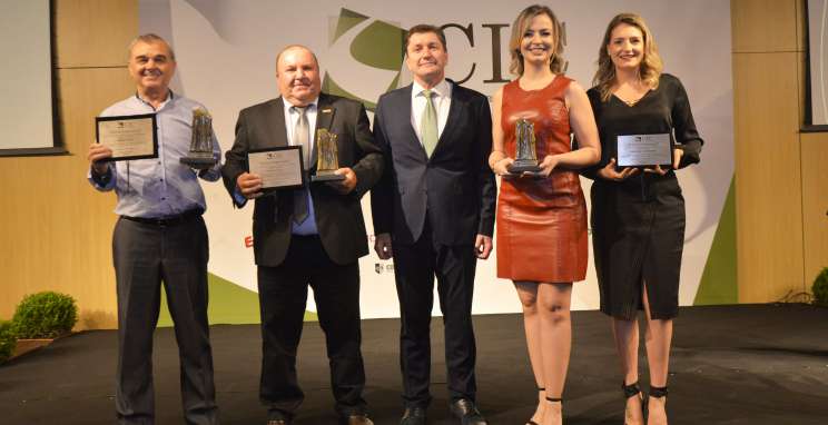 Elton Paulo Gialdi e vencedores Mérito Empresarial 2019 