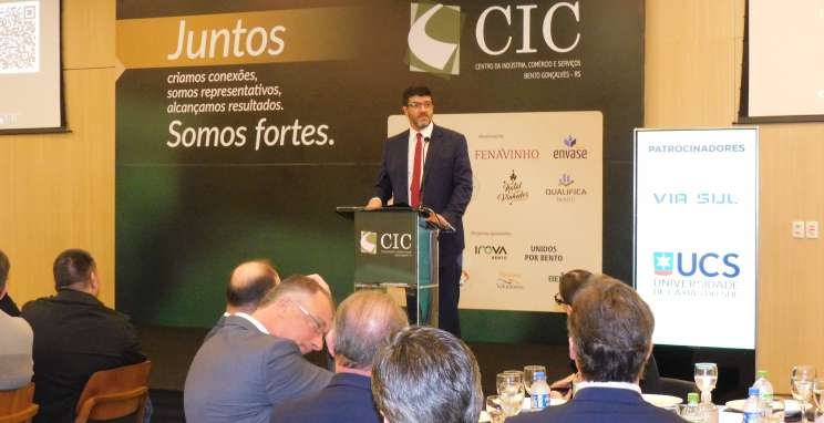 Desembargador debate fim da escala 6x1 em palestra no CIC-BG
