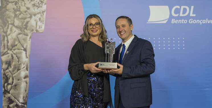 Marijane Paese recebeu do presidente da CDL-BG, Marcos Carbone, Troféu Personalidade
