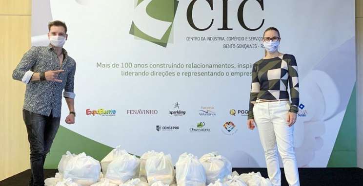 CIC-BG recebe doação de cestas básicas arrecadadas em live do cantor Filipe Girardi