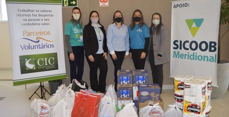 CIC-BG recebe doações de alimentos e agasalhos do Sicoob Meridional