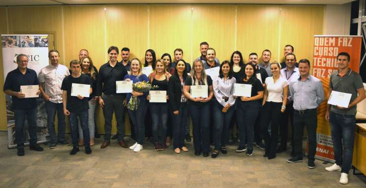 Qualifica Bento diploma mais de 20 profissionais em nova formatura