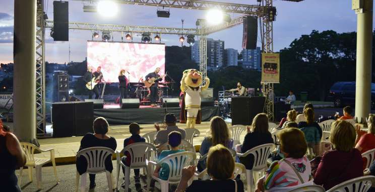 Projeto Encantos contagia público do Parque de Eventos de música, alegria e emoção