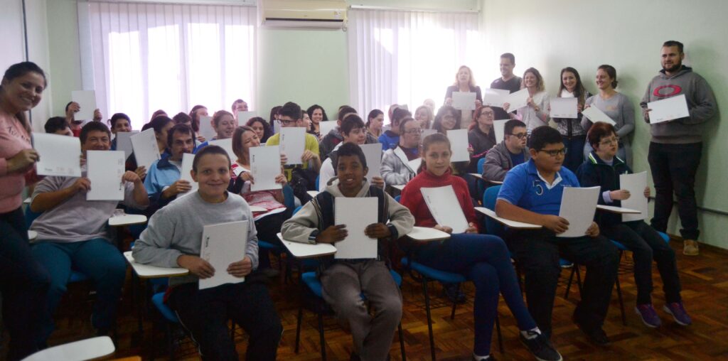 Ação da Parceiros Voluntários estimula criatividade para alunos da APAE