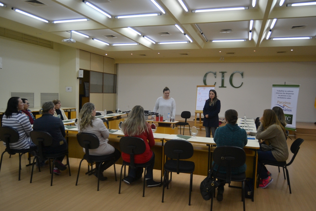 Parceiros Voluntários presenteia mães com aula de automaquiagem
