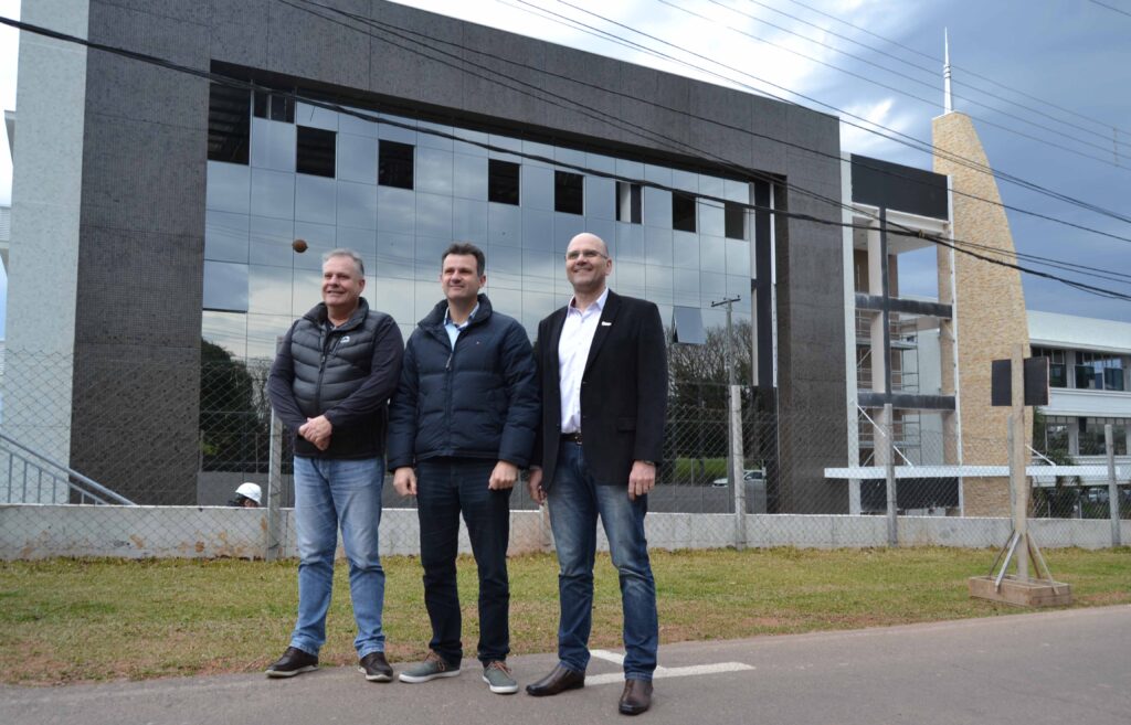 CIC-BG, MOVERGS e SINDMÓVEIS visitam obras da nova sede