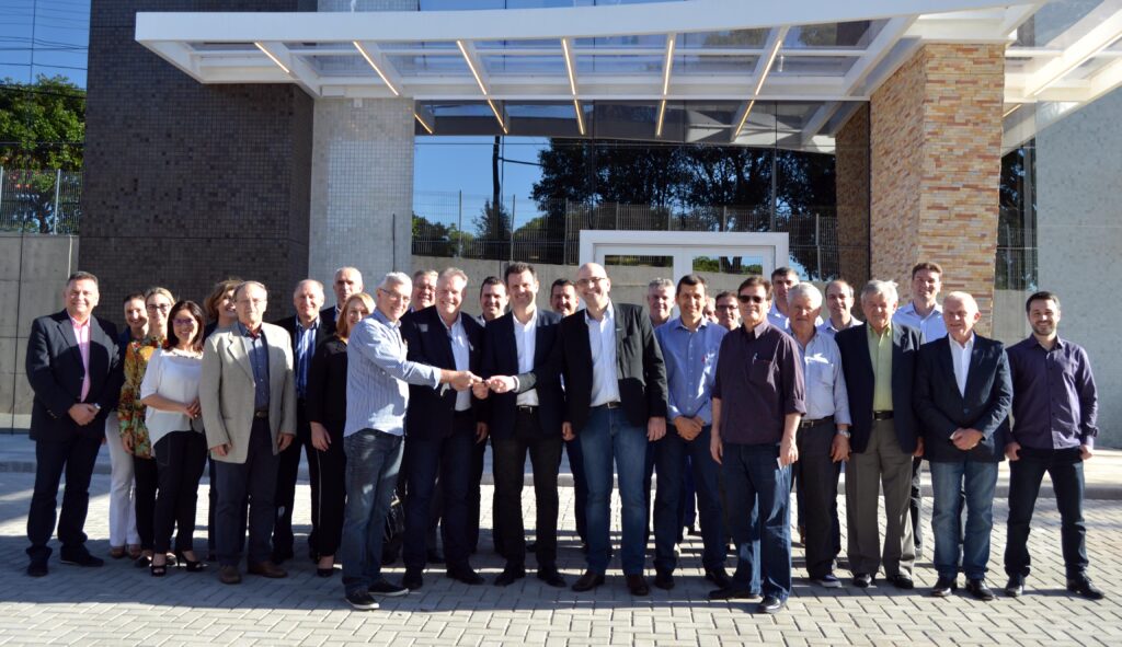 CIC-BG, Sindmóveis e Movergs recebem chaves do Centro Empresarial de Bento Gonçalves
