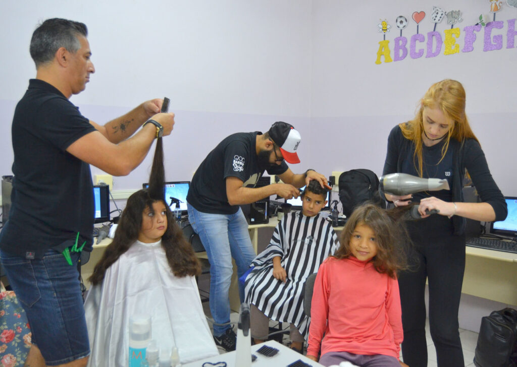 Parceiros Voluntários realiza ações na Escola Félix Faccenda