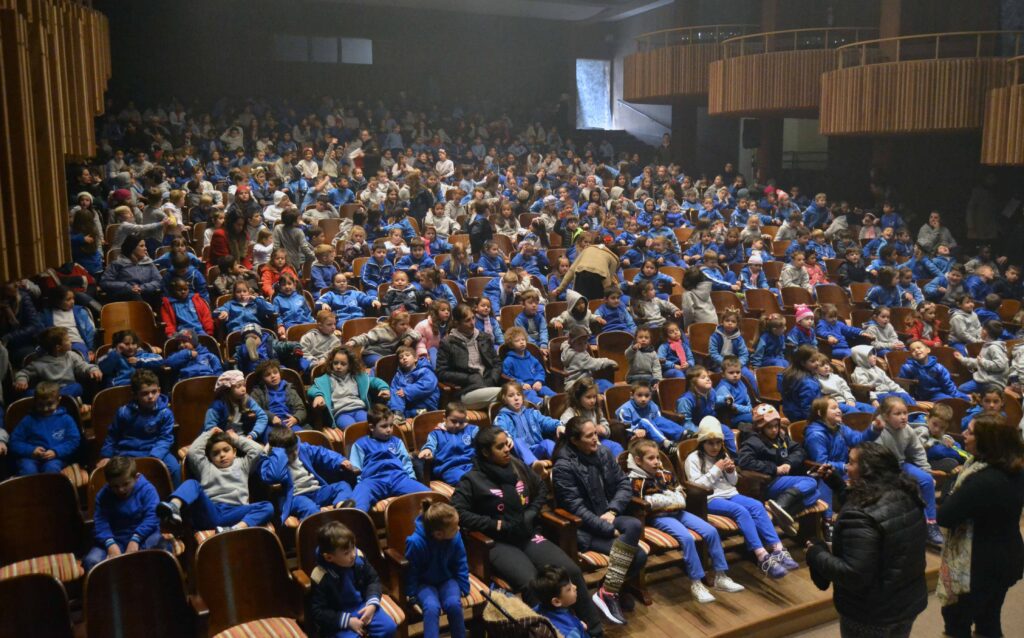 Peça teatral ‘A menina da biblioteca’ encanta mais de 2,2 mil alunos em Bento Gonçalves