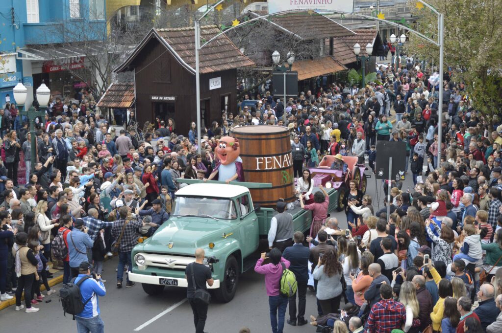 Fenavinho celebra a alegria do imigrante com desfile alegórico