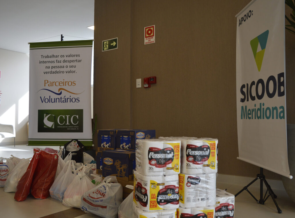 CIC-BG recebe doações de alimentos e agasalhos do Sicoob Meridional