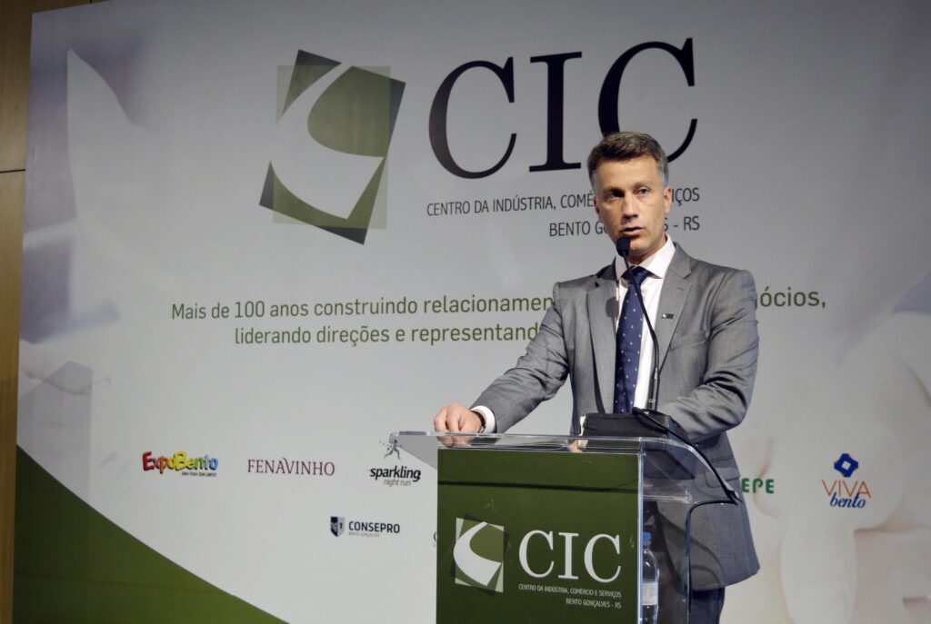 “Emprego garante o presente, e educação garante o futuro”, diz Argenta no CIC-BG
