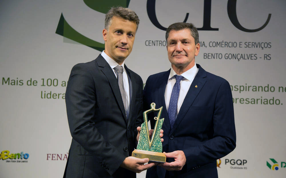 Rogério Capoani é agraciado com o troféu Dom Empreendedor, no CIC-BG