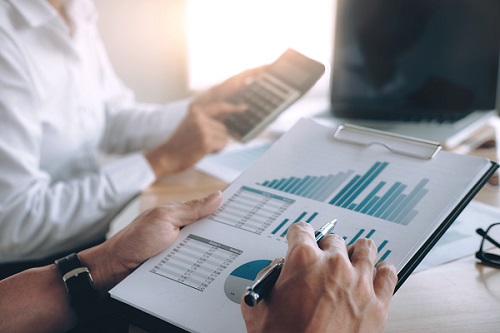 Economia deve crescer neste ano, mas em ritmo menor ao de 2021