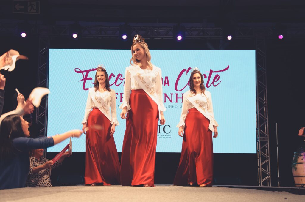 Laís Dupont é a Imperatriz do Vinho e Raiane Conci e Letícia Beliski são as Damas de Honra da 17ª Fenavinho