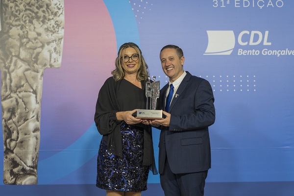 Marijane Paese é agraciada com o Troféu Personalidade no Mérito Lojista da CDL-BG