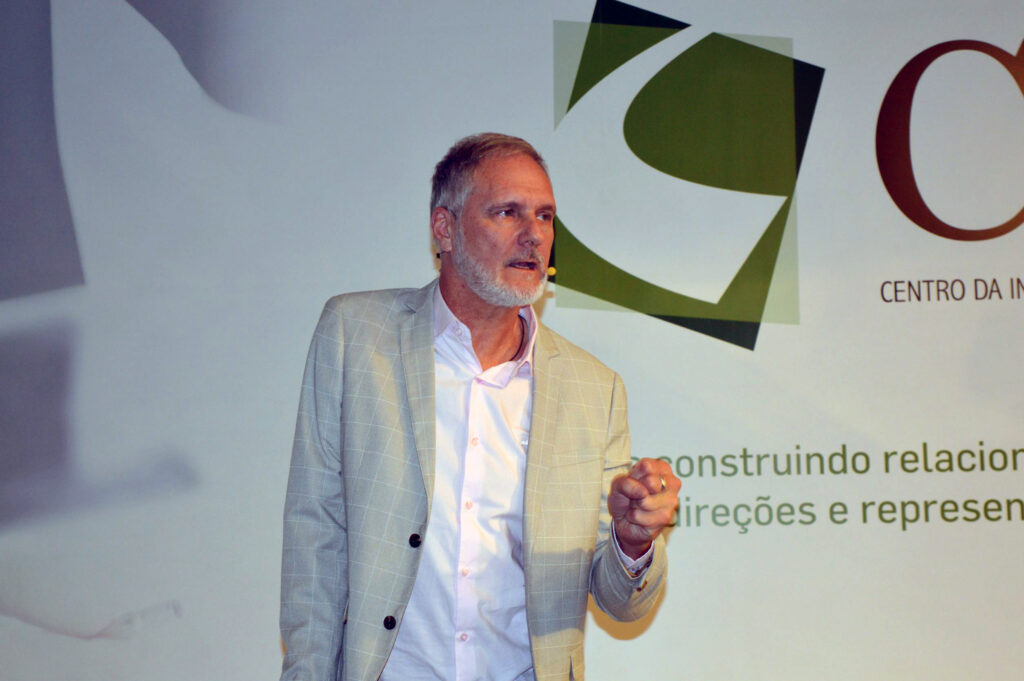 No CIC-BG, Emilio Finger convida a desfrutar o agora para ser feliz