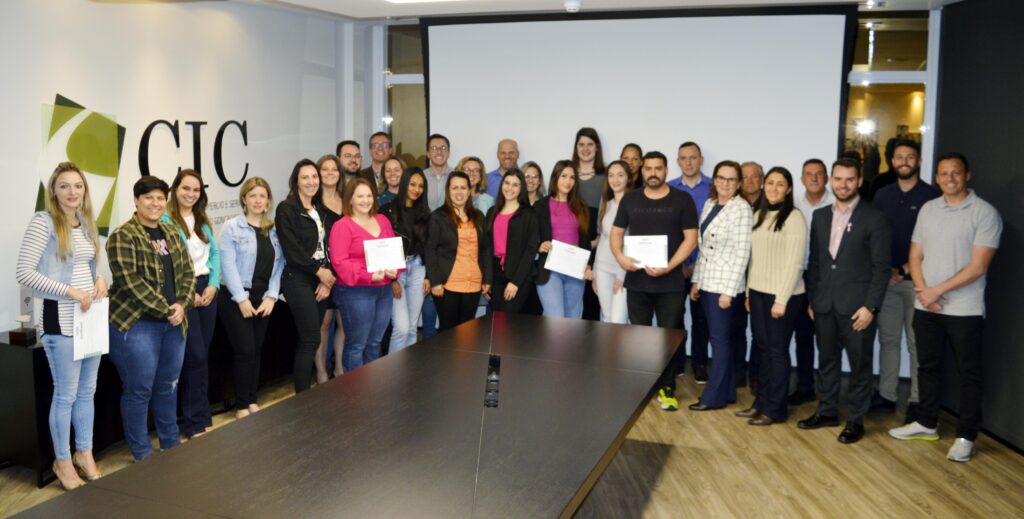 Alunos da primeira turma do Qualifica Bento recebem diploma
