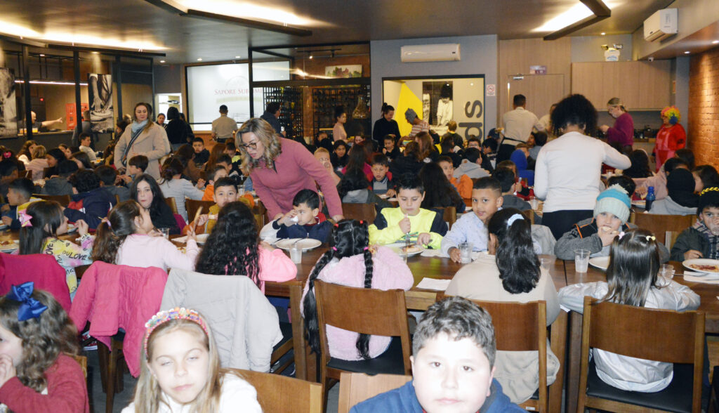 Projeto social promove noite de pizza para mais de 200 crianças
