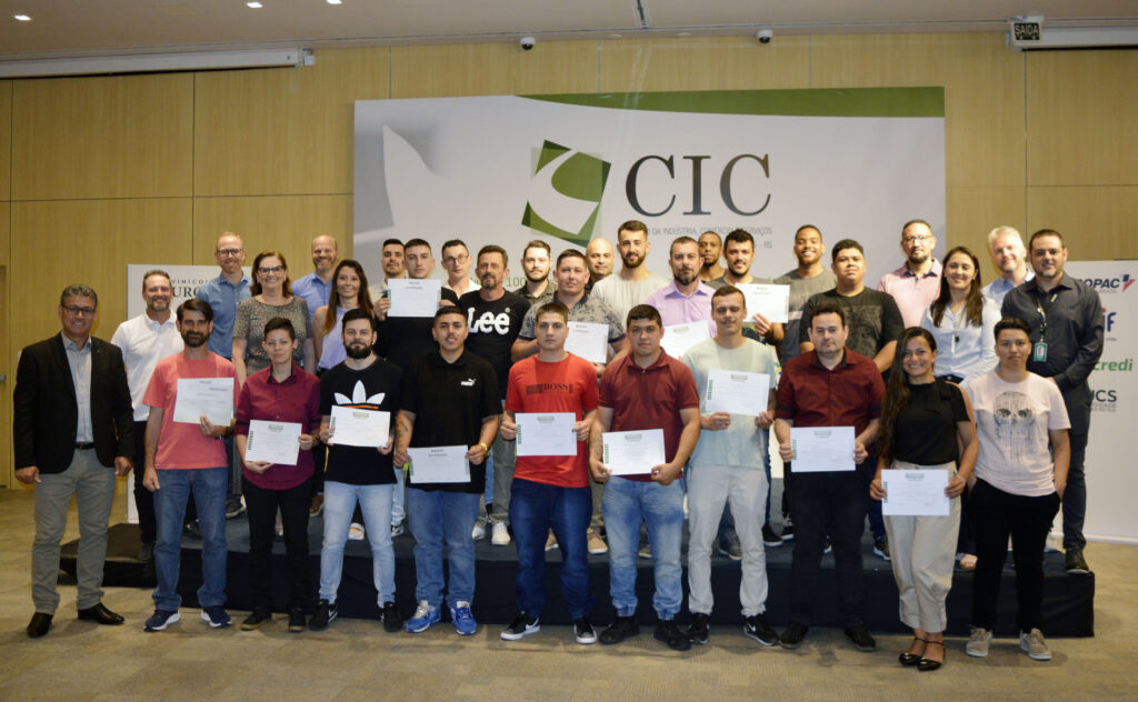 Qualifica Bento entrega diploma para alunos de dois cursos