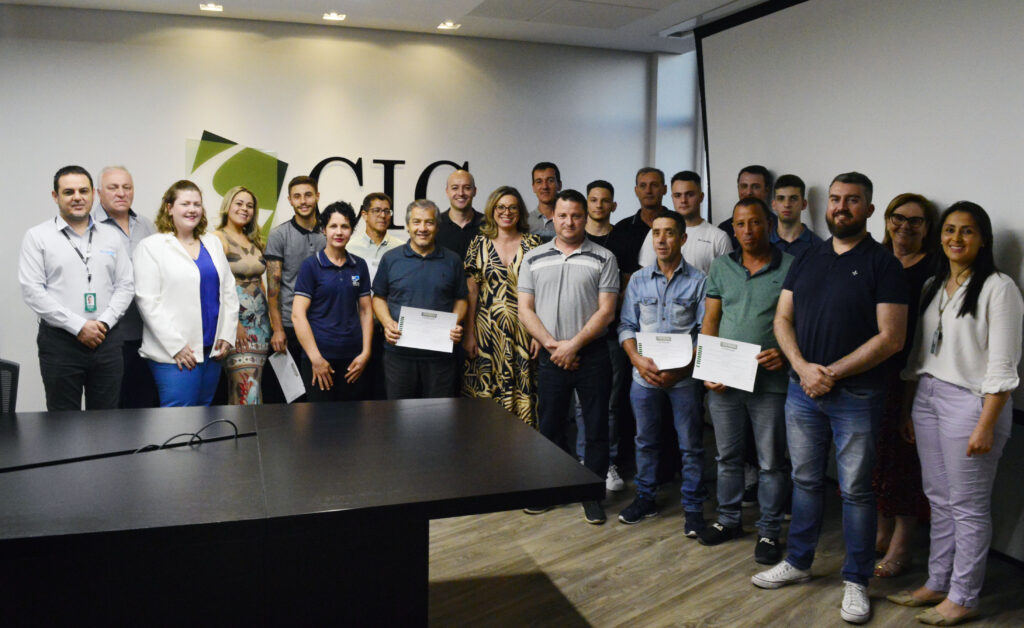 Qualifica Bento entrega diplomas para quarta turma de profissionais