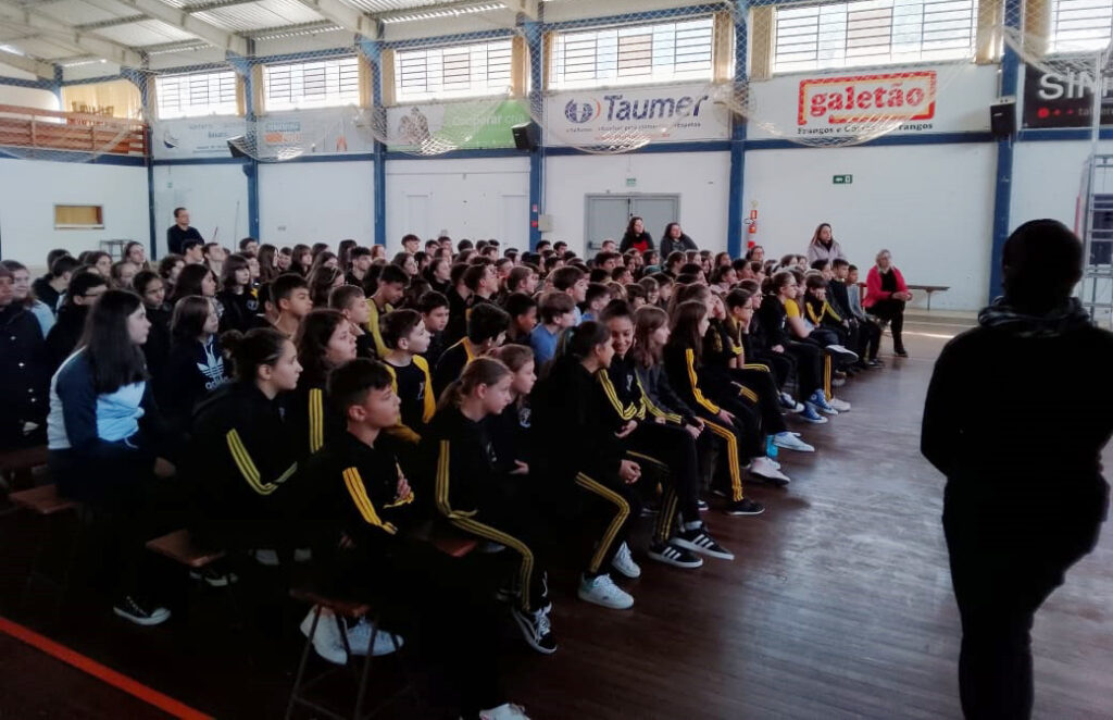 Projeto Le Nostre Origini apresenta peça teatral a 5 mil estudantes na Serra gaúcha