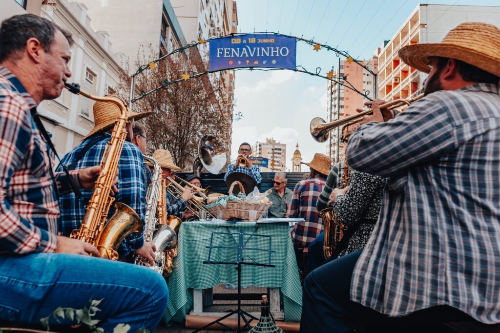 Distritos revitalizam orgulho do colono no Desfile Cultural da 18ª Fenavinho
