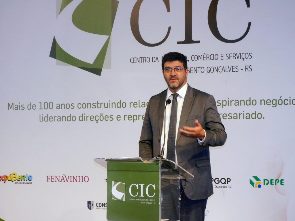 Desembargador defende equilíbrio nas relações de trabalho