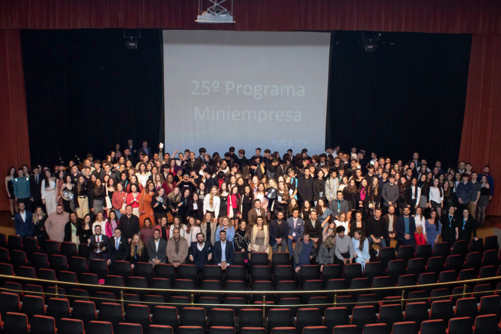 CIC-BG incentiva empreendedorismo com formatura de estudantes em projeto Miniempresa