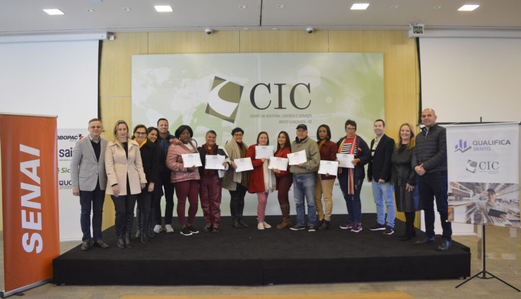 Qualifica Bento entrega certificados à turma do curso gratuito de ‘Auxiliar de Produção’