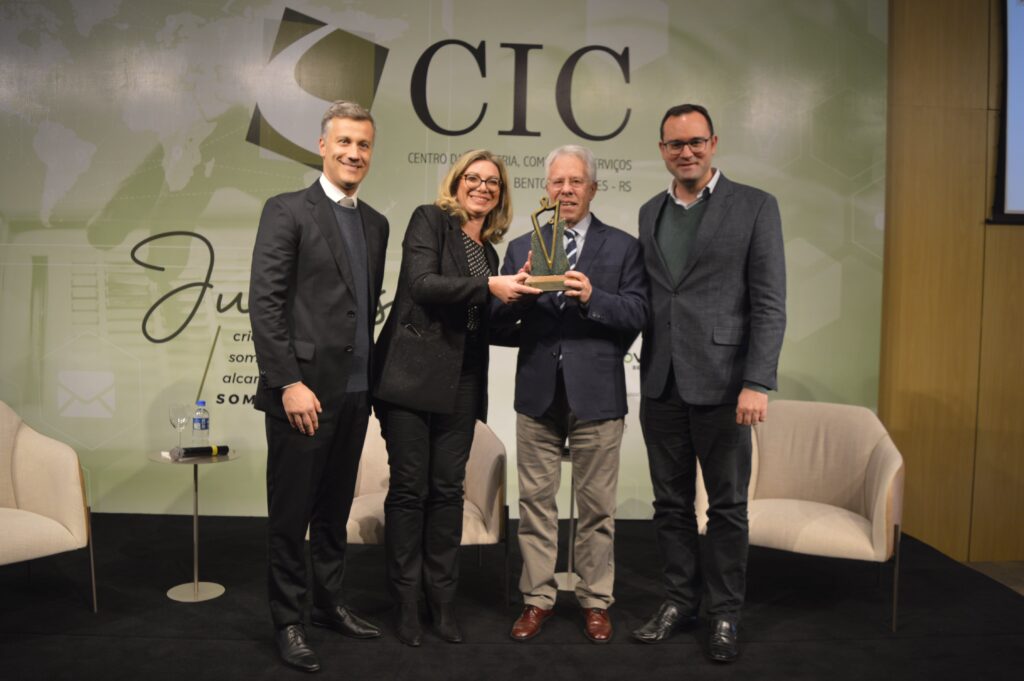 CIC-BG homenageia Ademar De Gasperi com troféu Dom Empreendedor