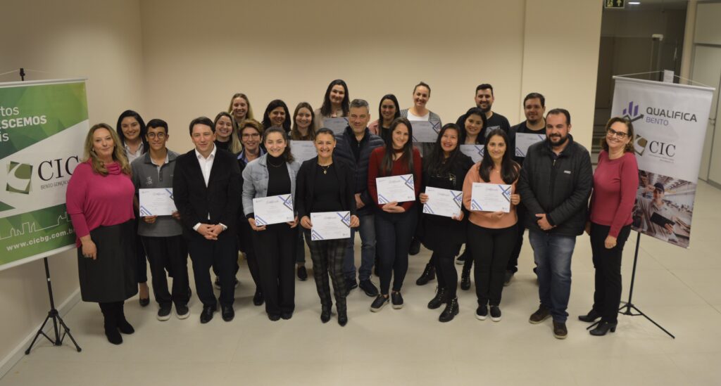 Qualifica Bento certifica alunos do curso de