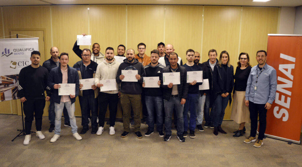 Qualifica Bento diploma alunos em cursos de usinagem