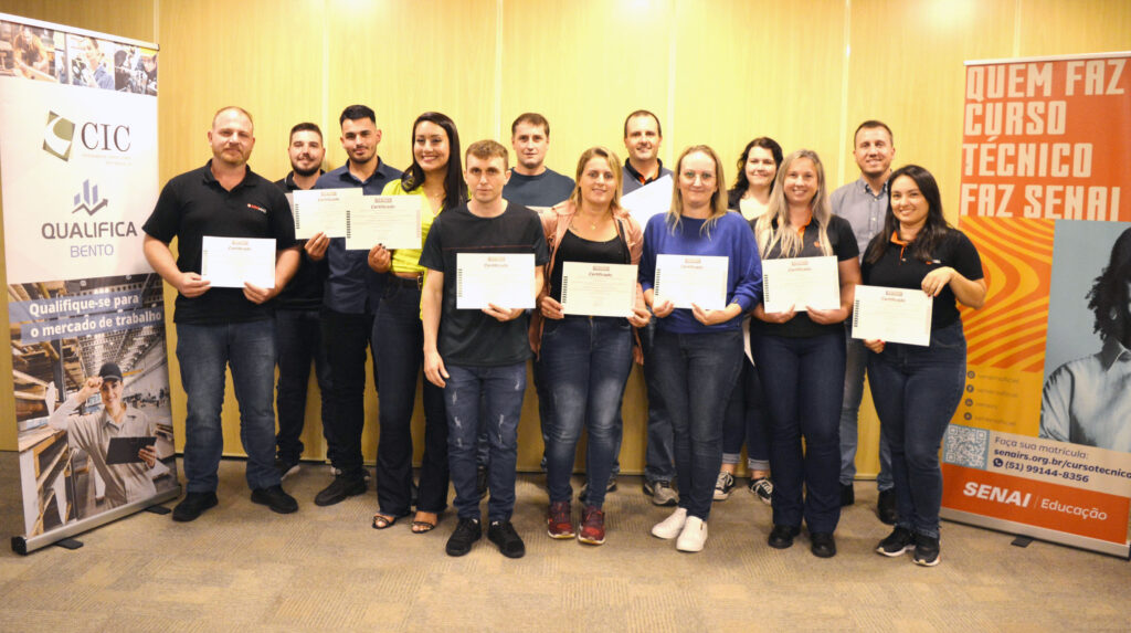 Qualifica Bento diploma mais de 20 profissionais em nova formatura