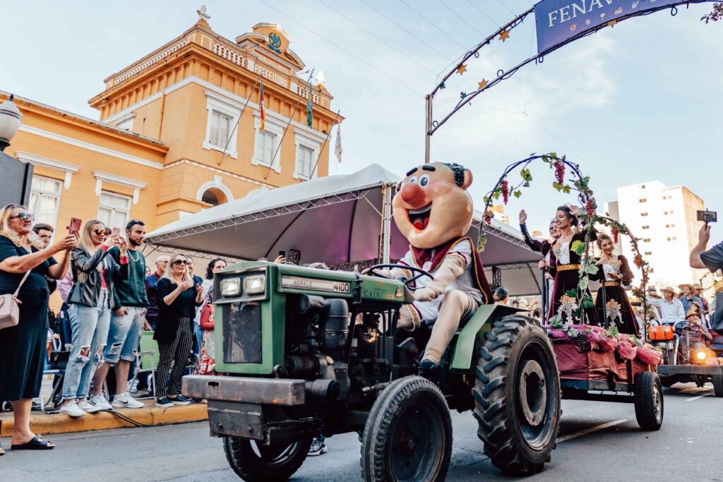 Desfile Cultural ganha tom solidário em homenagem aos distritos de Bento Gonçalves