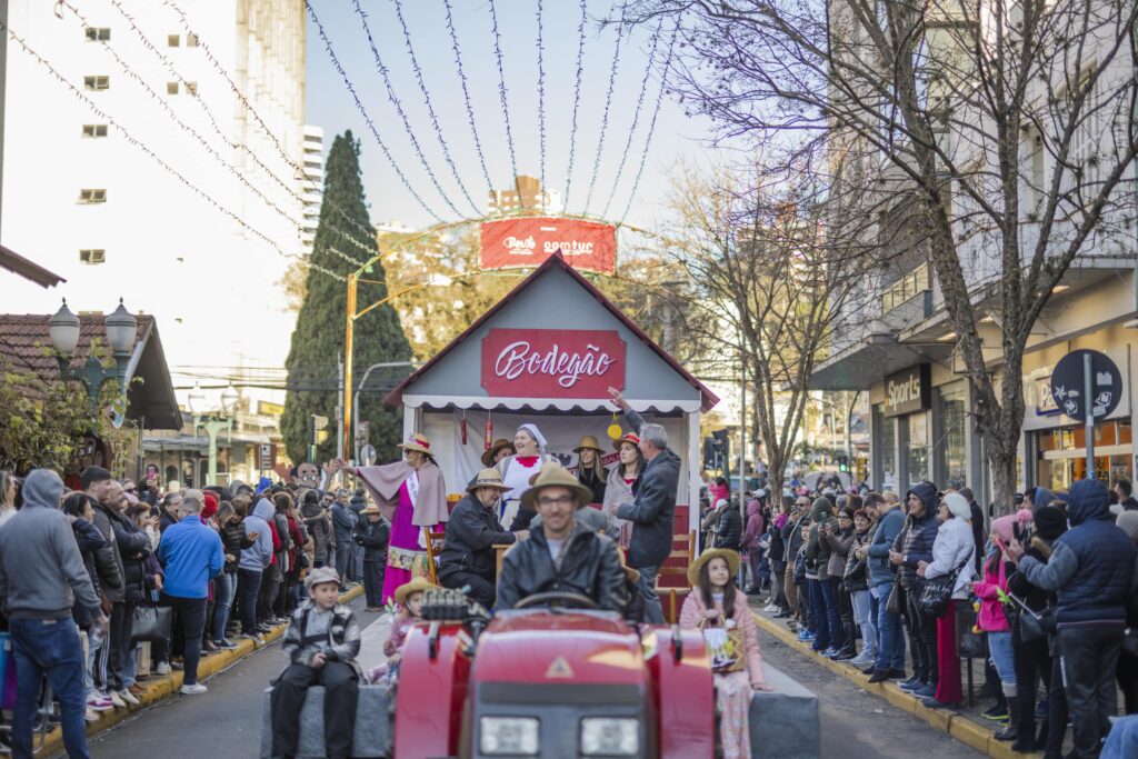 Desfile Cultural da 19ª Fenavinho presta homenagens e renova esperança na retomada