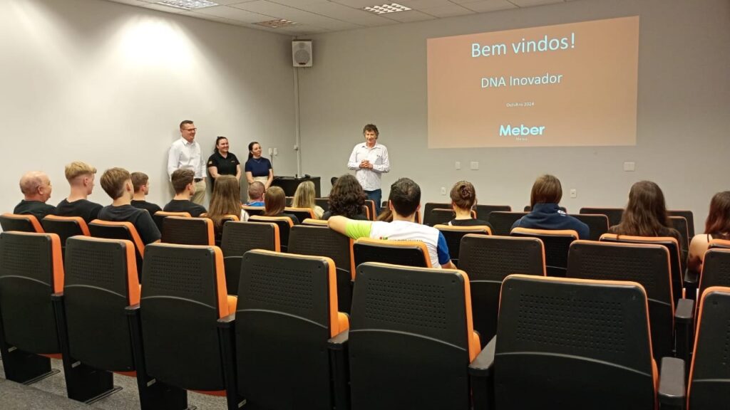Alunos do Junior Achievement transformam teoria em prática em visita a Meber