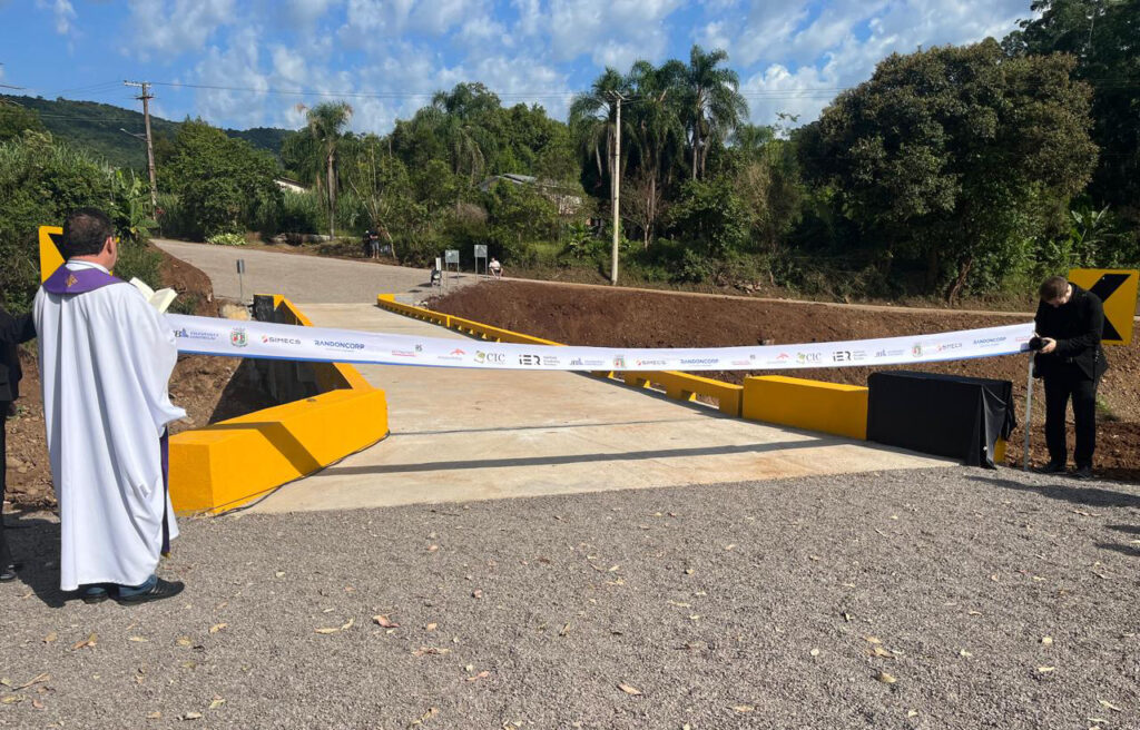 Unidos por Bento colabora para construção de ponte em Santa Tereza