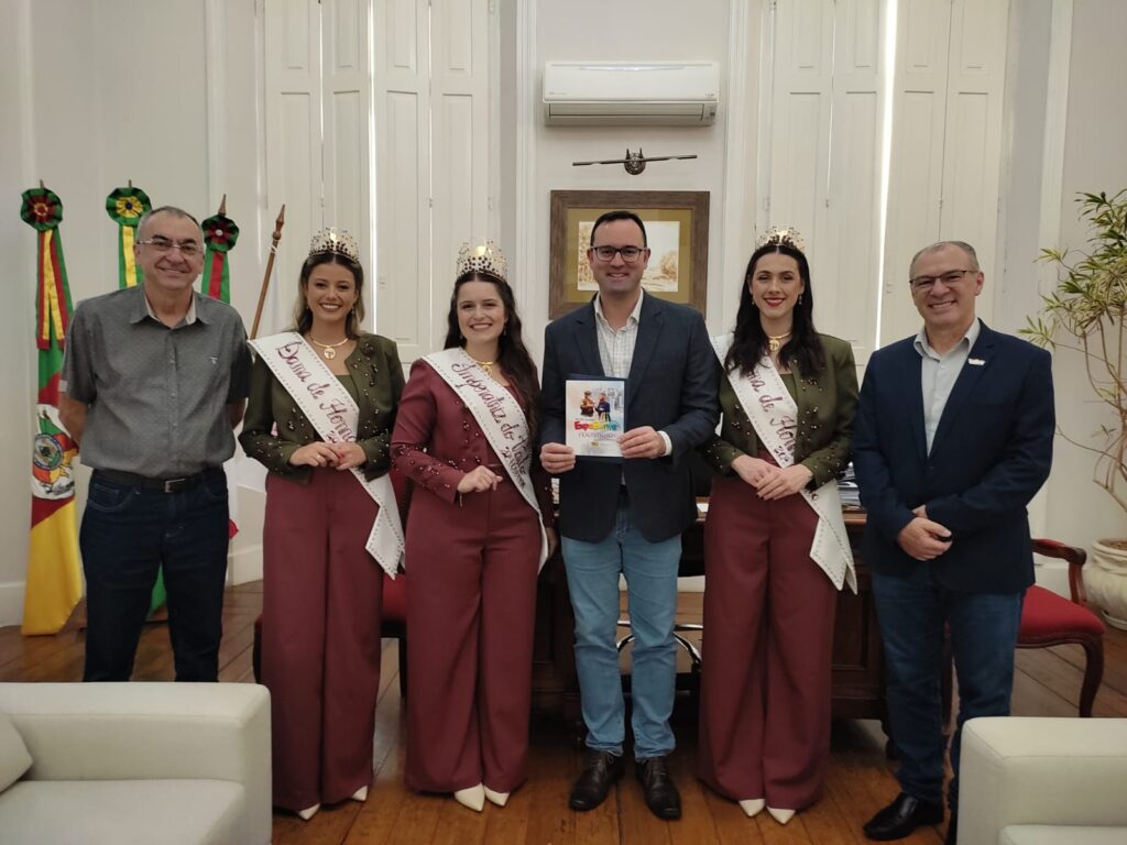 Comitiva entrega convite para abertura da 33ª ExpoBento e 20ª Fenavinho ao prefeito de Bento Gonçalves