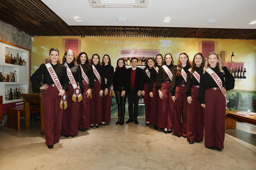 Candidatas à corte da 22ª Fenavinho recebem título de Embaixatrizes