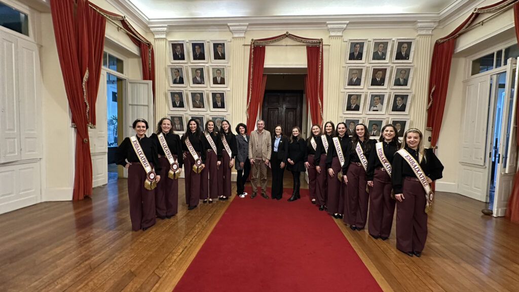 Candidatas à corte da 22ª Fenavinho visitam o prefeito de Bento Gonçalves